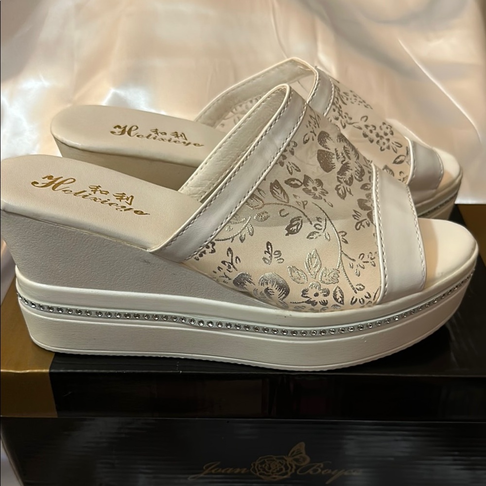 WHITE PLATFORM Sandals great to wear for casual or special occasions! - Picture 2 of 9